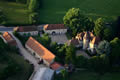 Vue aérienne d'un château dans les Combrailles 63